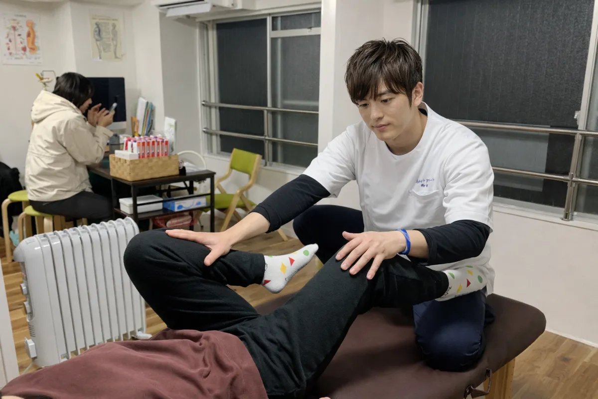 小波津式で動作時の痛みに対応する施術風景