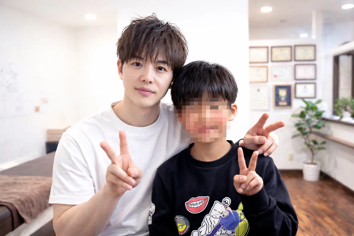 整体後に笑顔を見せる患者様との写真1